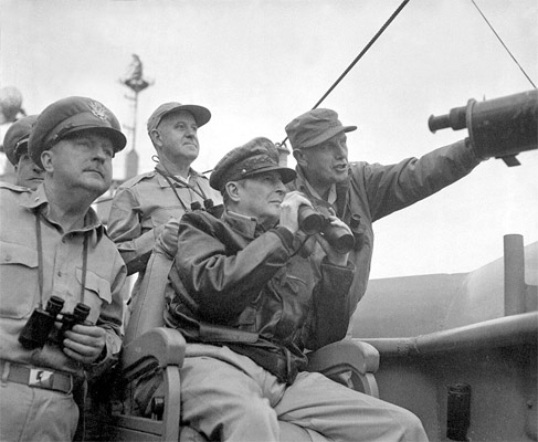 MacArthur Inchon deniz bombardımanını gözlemlerken